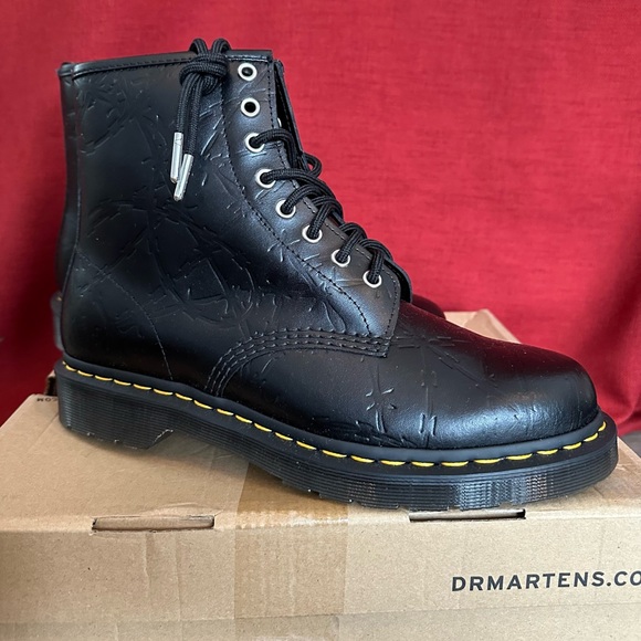 Dr. Martens 1460 8-Eye Barbed Wire Embossed Boots Unisex NIB men’s size 10 - Picture 2 of 7